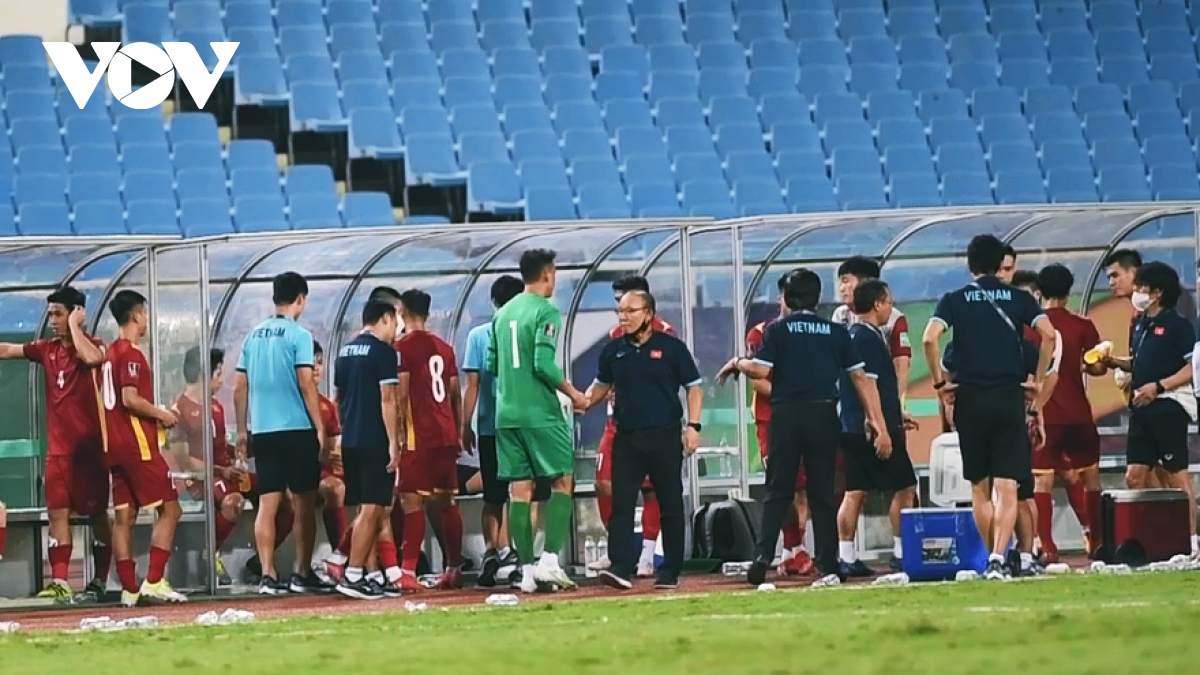 HLV Park Hang Seo ân cần động viên học trò sau trận thua cay đắng trước Australia